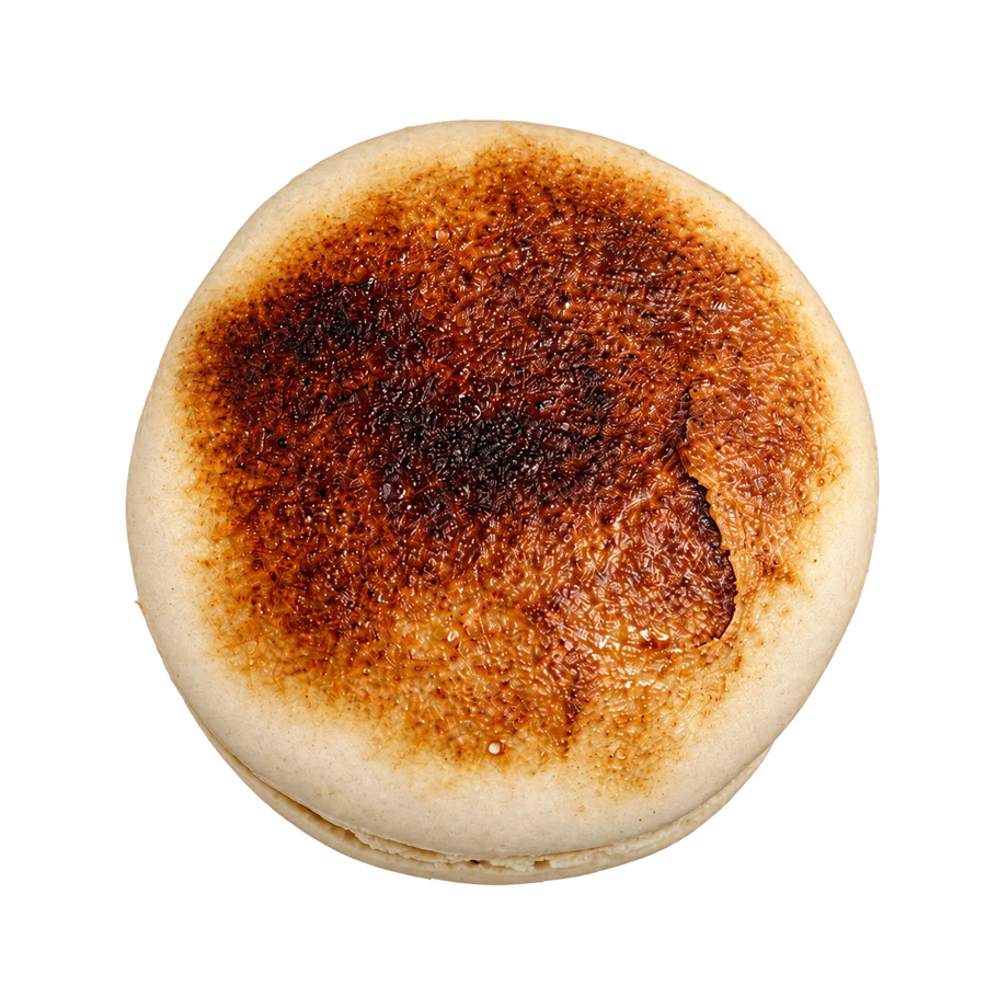 Caramel Brûlé seen from above: an amber macaron shell dusted with crystals of fleur de sel de Guérande